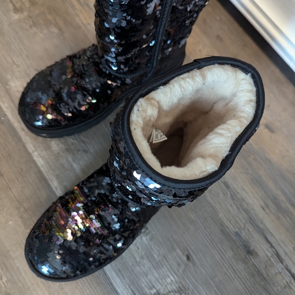 UGG, Black Classic Short Sequin, verified on style 11/18. Size 8 - Picture 3 of 6